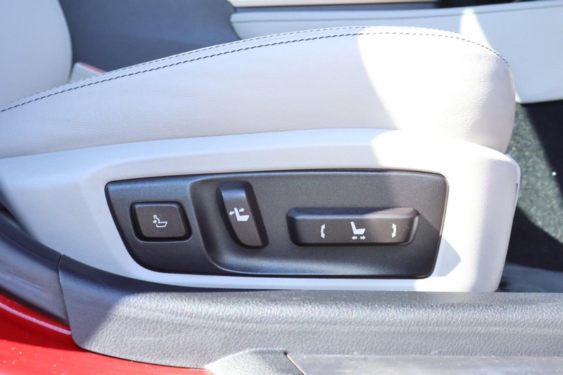 Lexus GS 350 Vehicle Full-screen Gallery Image 22