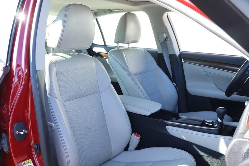 Lexus GS 350 Vehicle Full-screen Gallery Image 23