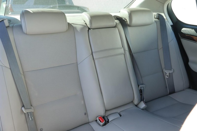 Lexus GS 350 Vehicle Full-screen Gallery Image 24