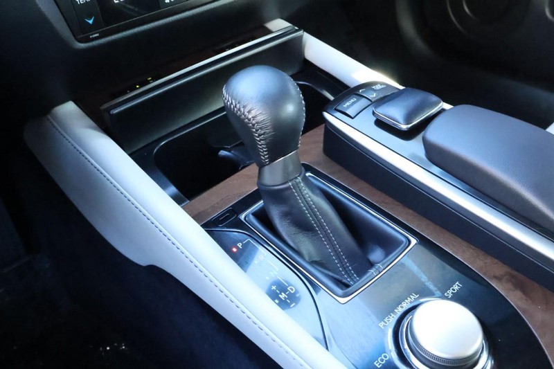 Lexus GS 350 Vehicle Full-screen Gallery Image 35