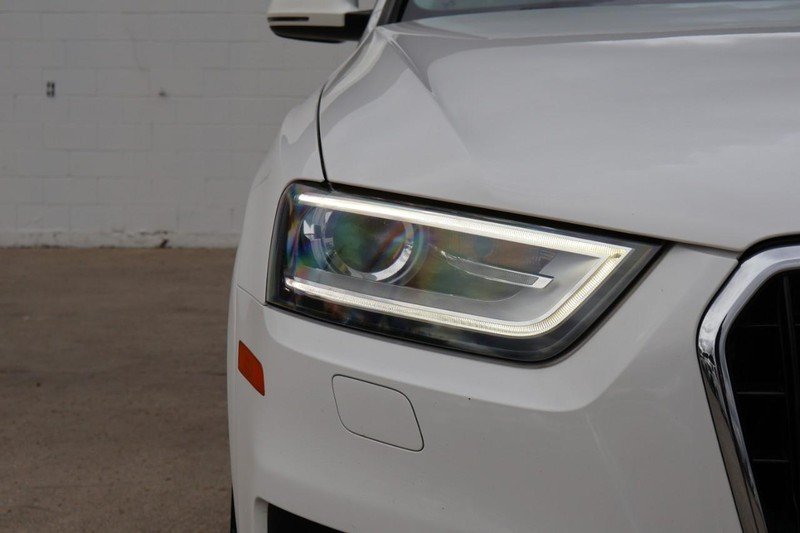 Audi Q3 Vehicle Full-screen Gallery Image 03