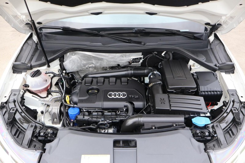 Audi Q3 Vehicle Full-screen Gallery Image 12