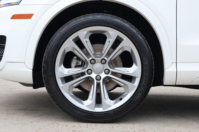 Audi Q3 Vehicle Full-screen Gallery Image 13