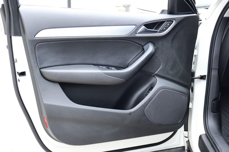 Audi Q3 Vehicle Full-screen Gallery Image 14