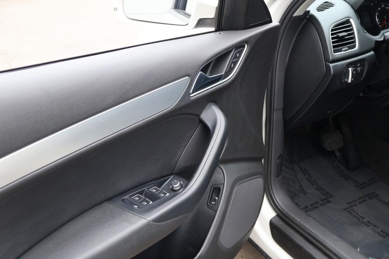 Audi Q3 Vehicle Full-screen Gallery Image 15