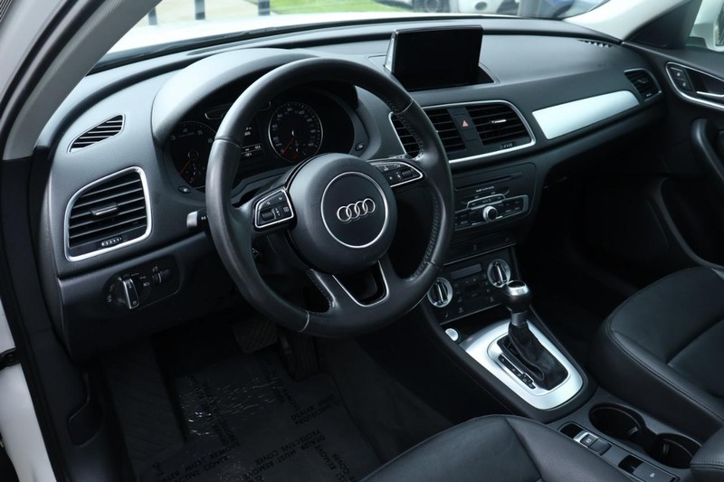 Audi Q3 Vehicle Full-screen Gallery Image 16