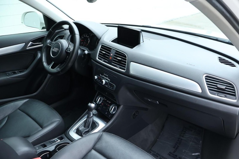 Audi Q3 Vehicle Full-screen Gallery Image 21