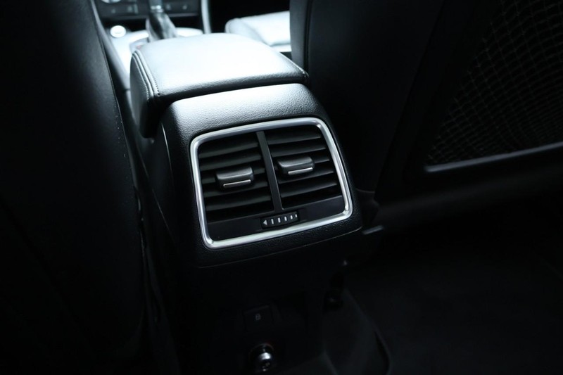 Audi Q3 Vehicle Full-screen Gallery Image 25