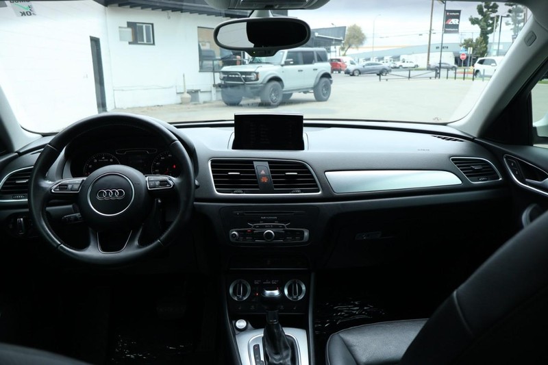 Audi Q3 Vehicle Full-screen Gallery Image 26