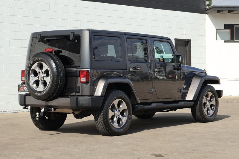 Jeep Wrangler JK Unlimited Vehicle Full-screen Gallery Image 05