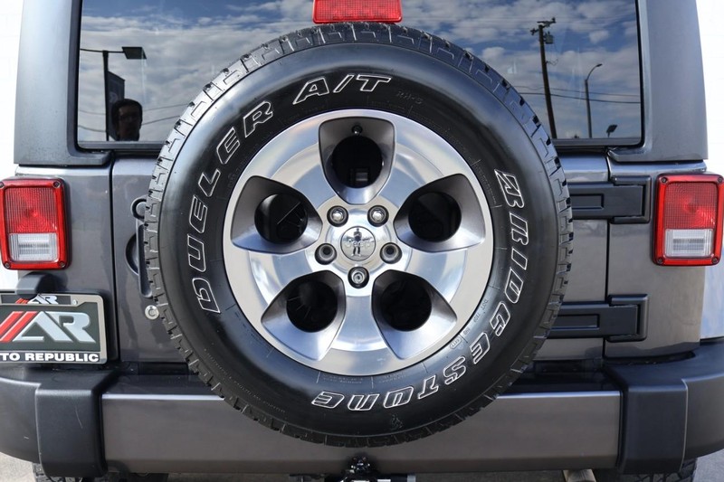 Jeep Wrangler JK Unlimited Vehicle Full-screen Gallery Image 06