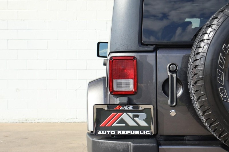 Jeep Wrangler JK Unlimited Vehicle Full-screen Gallery Image 09