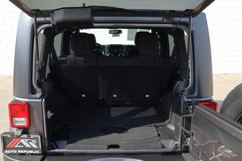 Jeep Wrangler JK Unlimited Vehicle Full-screen Gallery Image 10