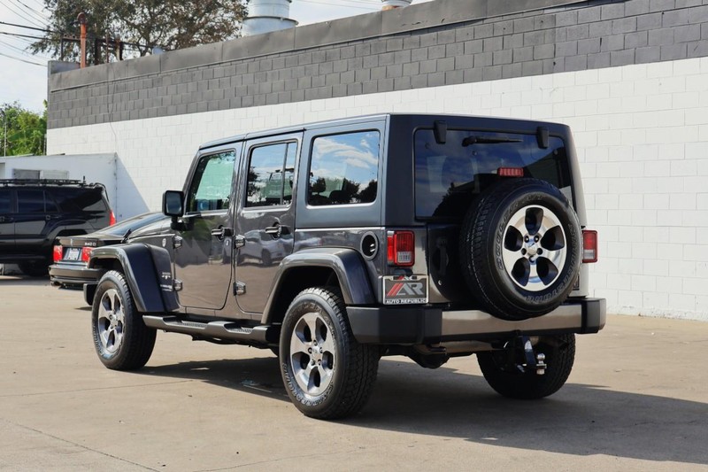 Jeep Wrangler JK Unlimited Vehicle Full-screen Gallery Image 11