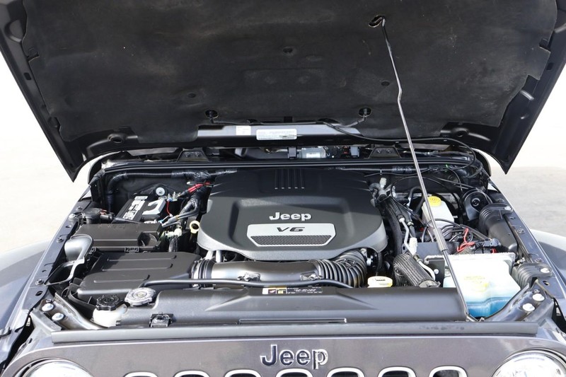 Jeep Wrangler JK Unlimited Vehicle Full-screen Gallery Image 14