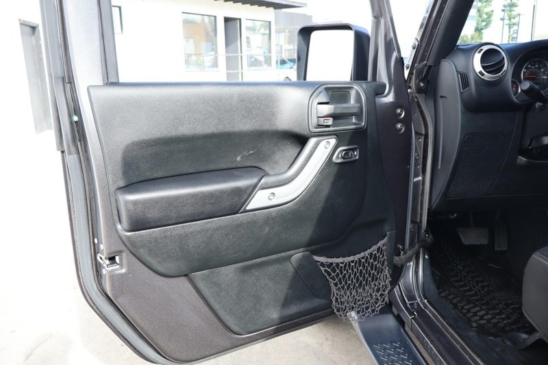 Jeep Wrangler JK Unlimited Vehicle Full-screen Gallery Image 15