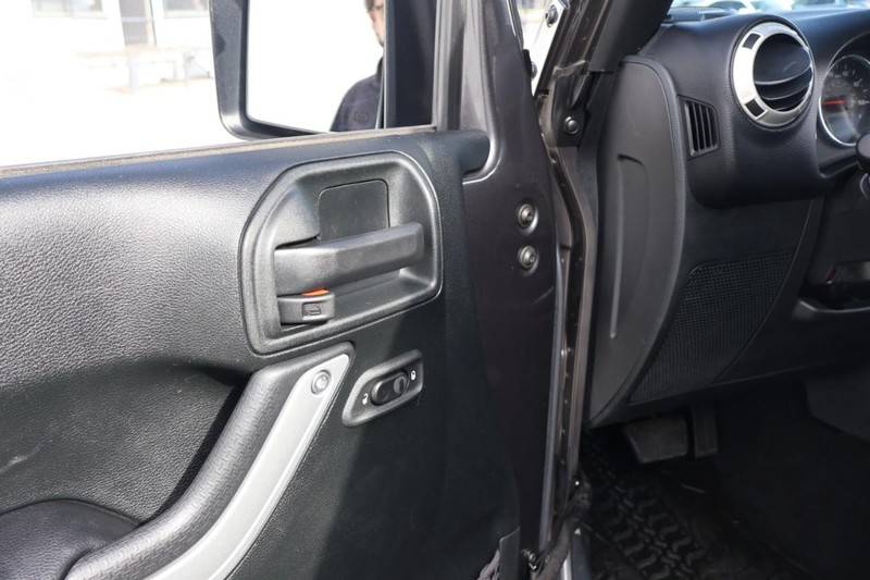 Jeep Wrangler JK Unlimited Vehicle Full-screen Gallery Image 16