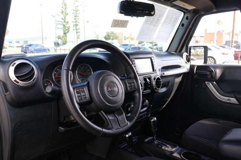 Jeep Wrangler JK Unlimited Vehicle Full-screen Gallery Image 17