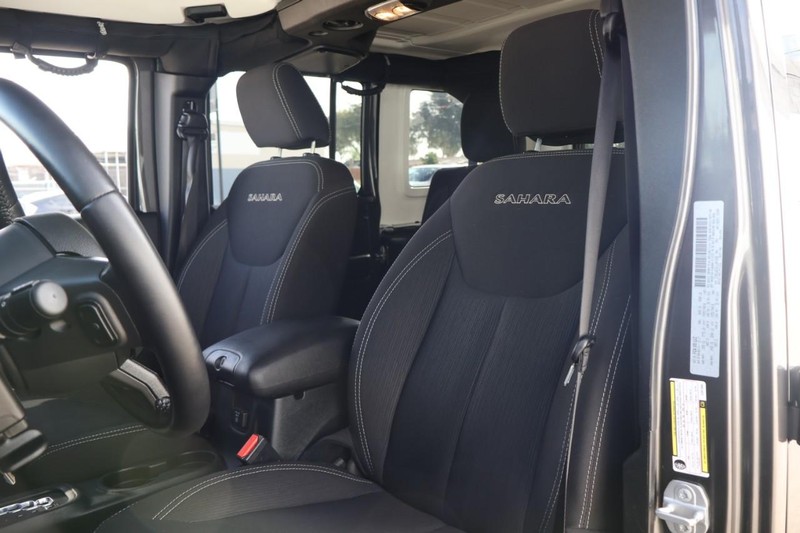 Jeep Wrangler JK Unlimited Vehicle Full-screen Gallery Image 18