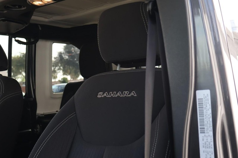 Jeep Wrangler JK Unlimited Vehicle Full-screen Gallery Image 19