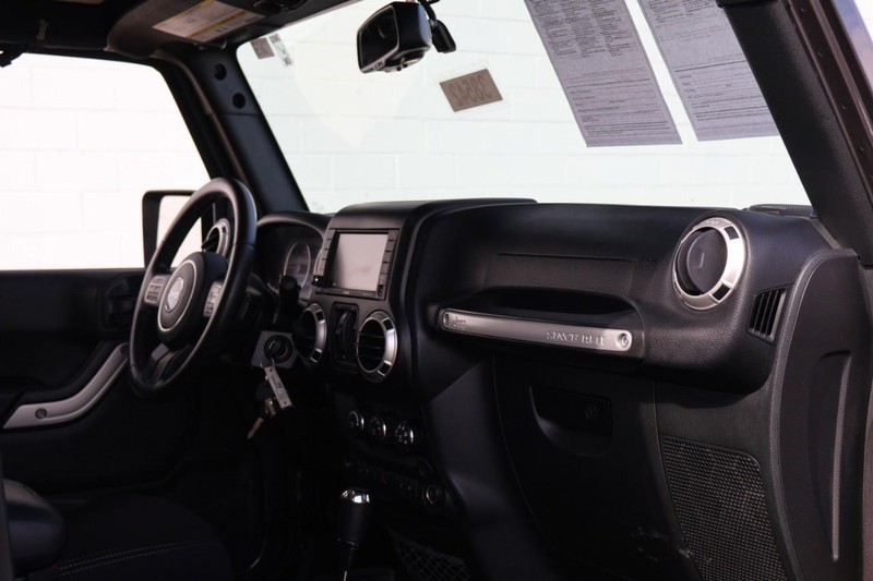 Jeep Wrangler JK Unlimited Vehicle Full-screen Gallery Image 20