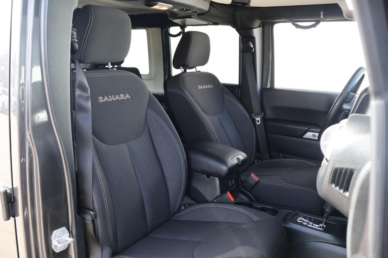 Jeep Wrangler JK Unlimited Vehicle Full-screen Gallery Image 21