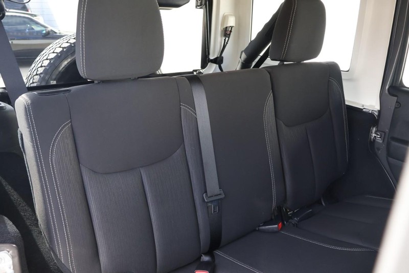 Jeep Wrangler JK Unlimited Vehicle Full-screen Gallery Image 22