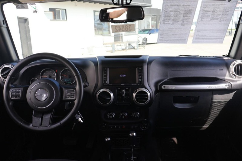 Jeep Wrangler JK Unlimited Vehicle Full-screen Gallery Image 23