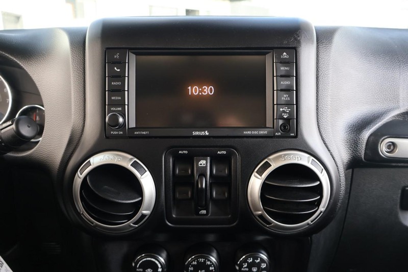 Jeep Wrangler JK Unlimited Vehicle Full-screen Gallery Image 28