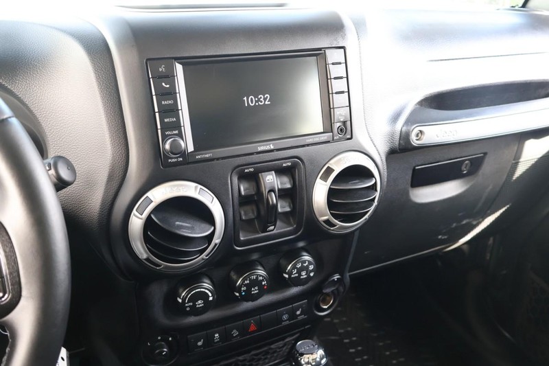 Jeep Wrangler JK Unlimited Vehicle Full-screen Gallery Image 29