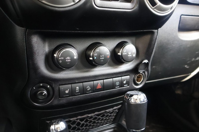 Jeep Wrangler JK Unlimited Vehicle Full-screen Gallery Image 31