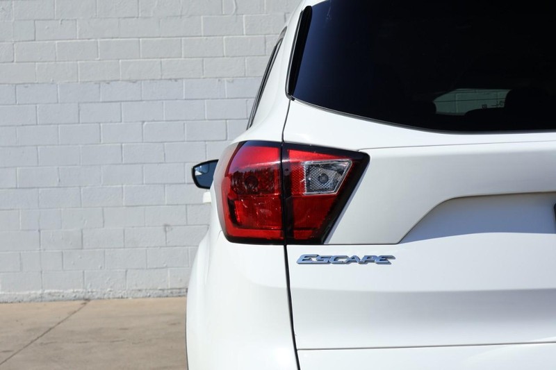 Ford Escape Vehicle Full-screen Gallery Image 07