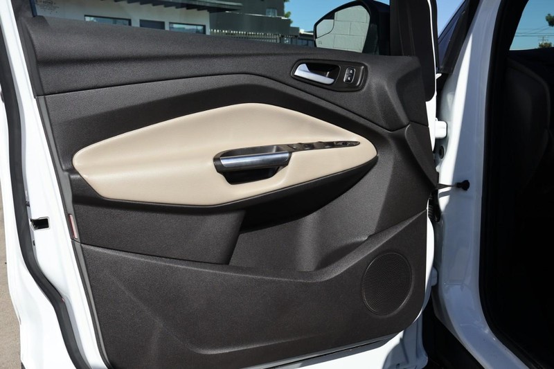 Ford Escape Vehicle Full-screen Gallery Image 15