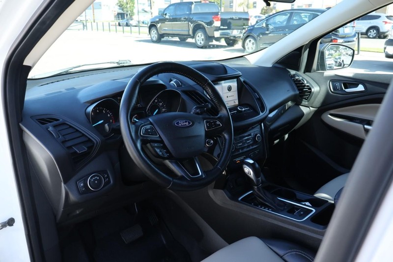 Ford Escape Vehicle Full-screen Gallery Image 17