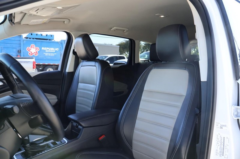Ford Escape Vehicle Full-screen Gallery Image 19