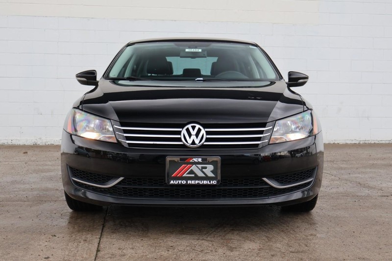 Volkswagen Passat Vehicle Full-screen Gallery Image 02