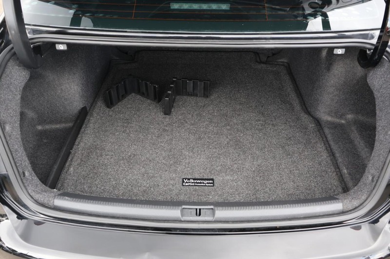 Volkswagen Passat Vehicle Full-screen Gallery Image 08