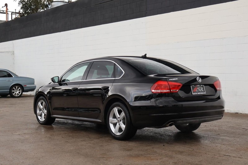 Volkswagen Passat Vehicle Full-screen Gallery Image 09