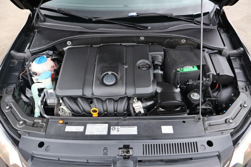 Volkswagen Passat Vehicle Full-screen Gallery Image 12