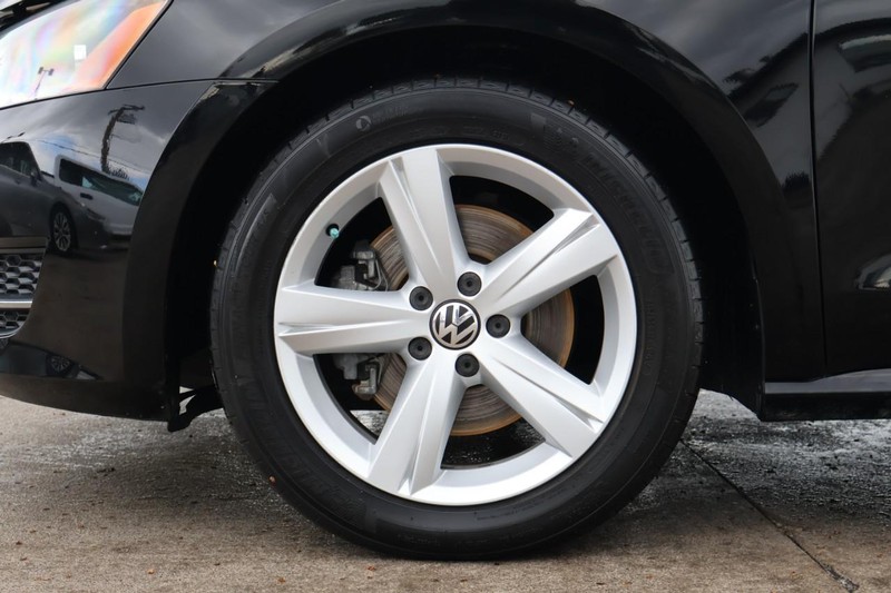 Volkswagen Passat Vehicle Full-screen Gallery Image 13