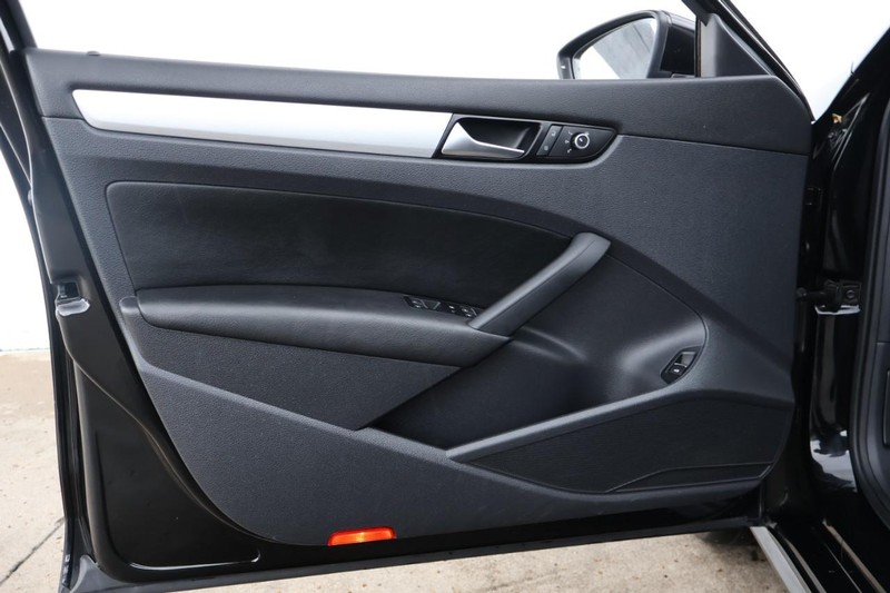 Volkswagen Passat Vehicle Full-screen Gallery Image 14