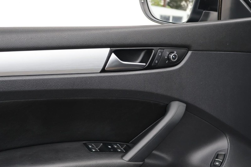 Volkswagen Passat Vehicle Full-screen Gallery Image 15