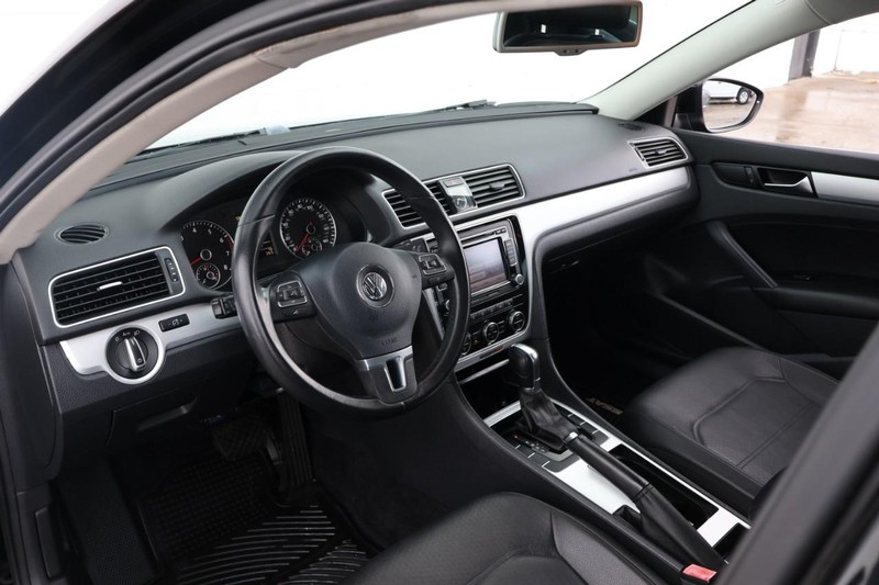 Volkswagen Passat Vehicle Full-screen Gallery Image 16