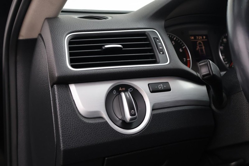 Volkswagen Passat Vehicle Full-screen Gallery Image 17