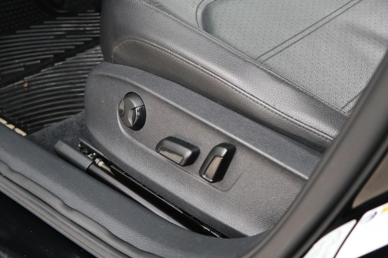 Volkswagen Passat Vehicle Full-screen Gallery Image 18