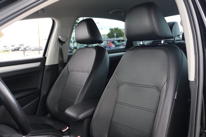 Volkswagen Passat Vehicle Full-screen Gallery Image 19