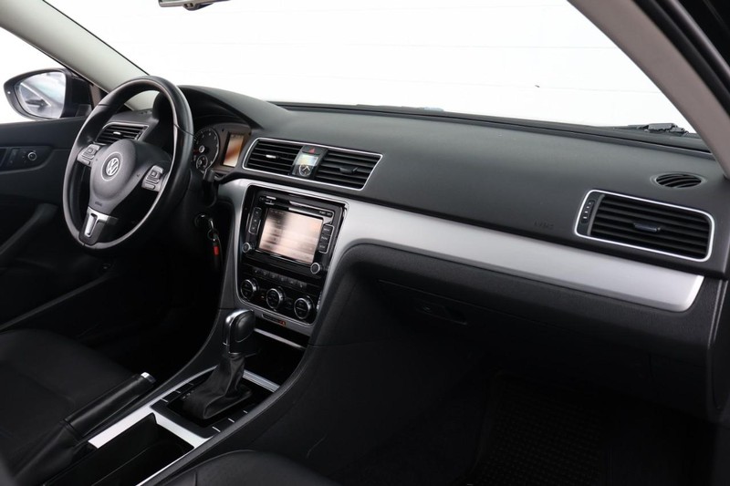 Volkswagen Passat Vehicle Full-screen Gallery Image 21