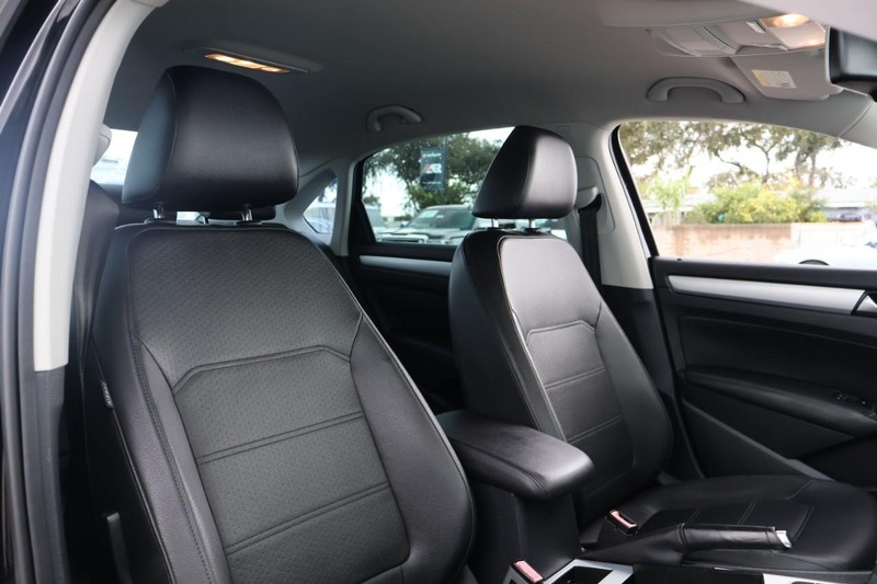 Volkswagen Passat Vehicle Full-screen Gallery Image 22