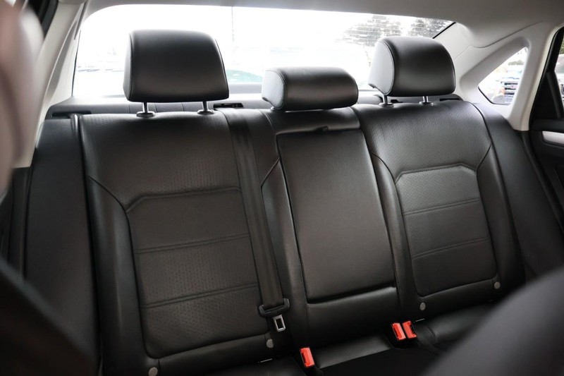 Volkswagen Passat Vehicle Full-screen Gallery Image 23