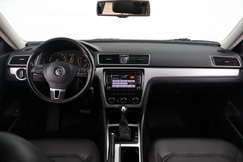 Volkswagen Passat Vehicle Full-screen Gallery Image 24
